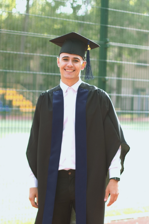 Комплект выпускника “Оксфорд” – мантия с темно-синей полосой