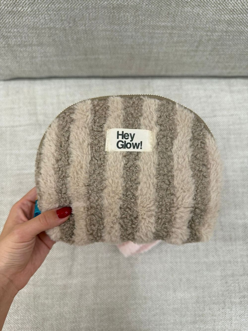 HEY GLOW  Плюшевая косметичка в полоску (коричнево-розово-молочную)