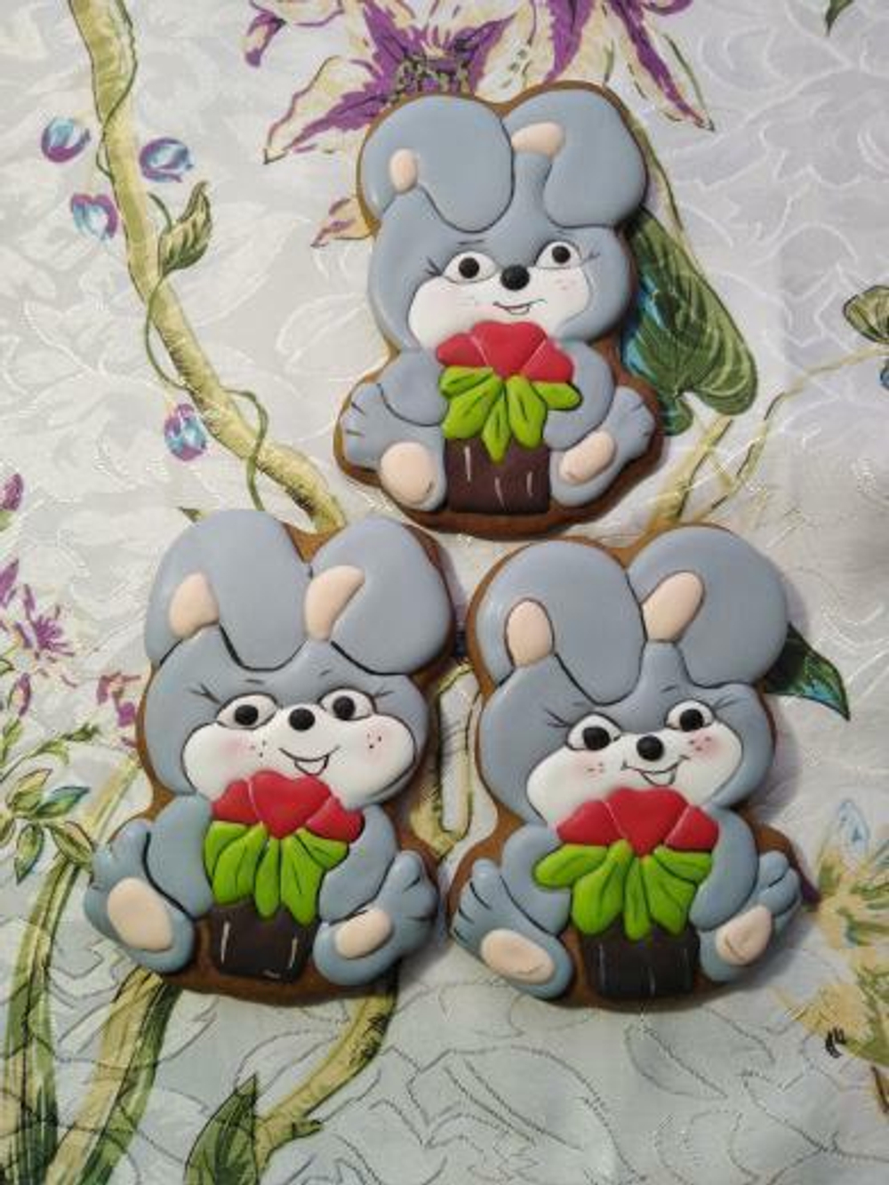 Зайка №32 с горшочком цветов