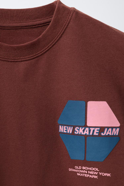 ZARA ЛОНГСЛИВ С РЕЛЬЕФНЫМ ТЕКСТОМ, КОРИЧНЕВЫЙ