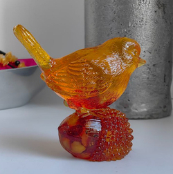 Птичка на желуде