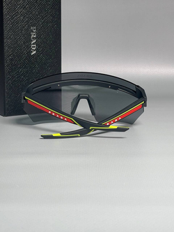 Солнцезащитные очки Prada