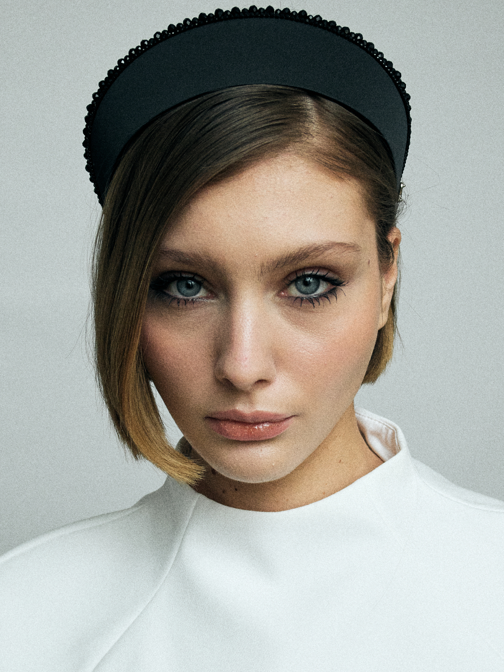 Черный кокошник с декором по верхнему краю