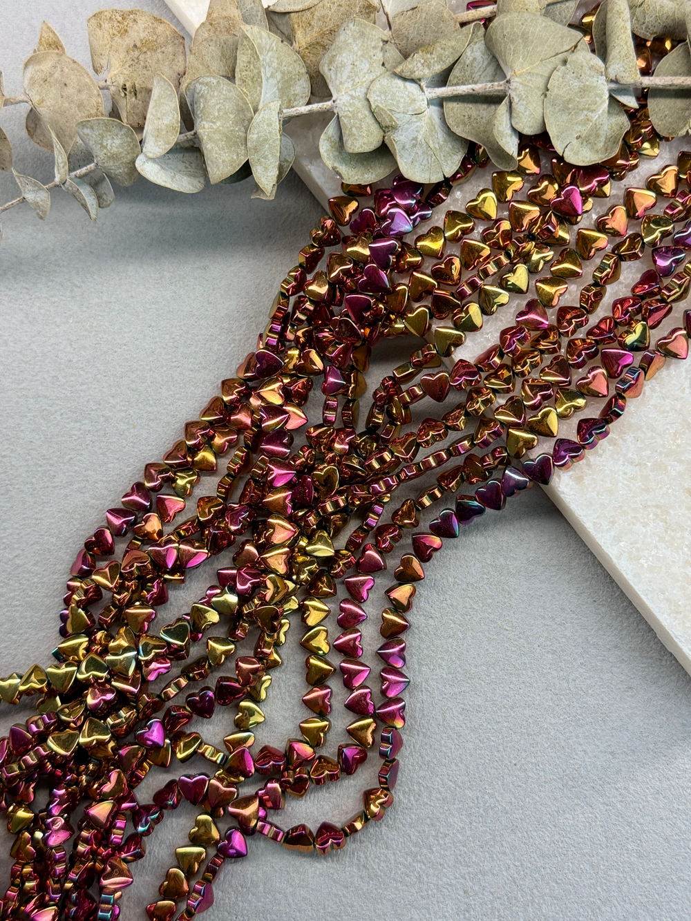 Гематит, сердце 6 мм, нить 40 см, красный хамелеон