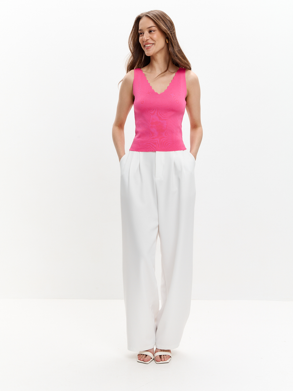 Топ с фигурным вырезом