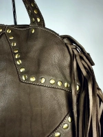 Женская сумка из натуральной вареной кожи с бахромой и заклепками цвет brown