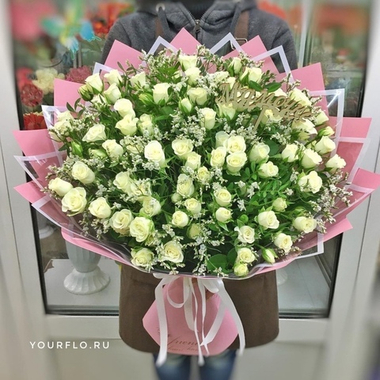 Букет из 19 белых кустовых роз сорта "Lyrica" с лимониумом