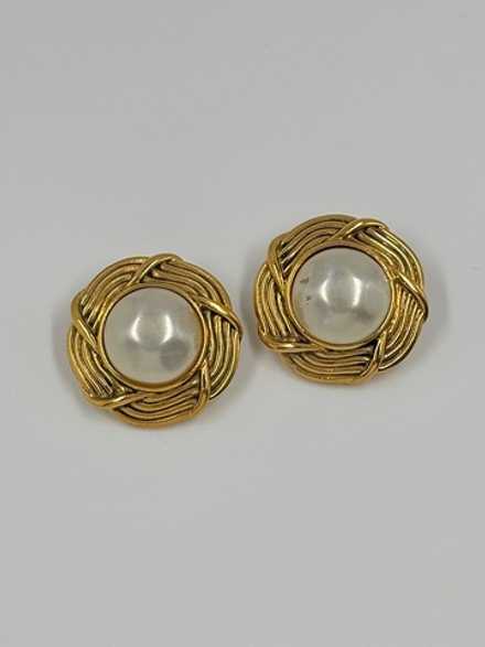 Клипсы с «жемчугом» Chanel