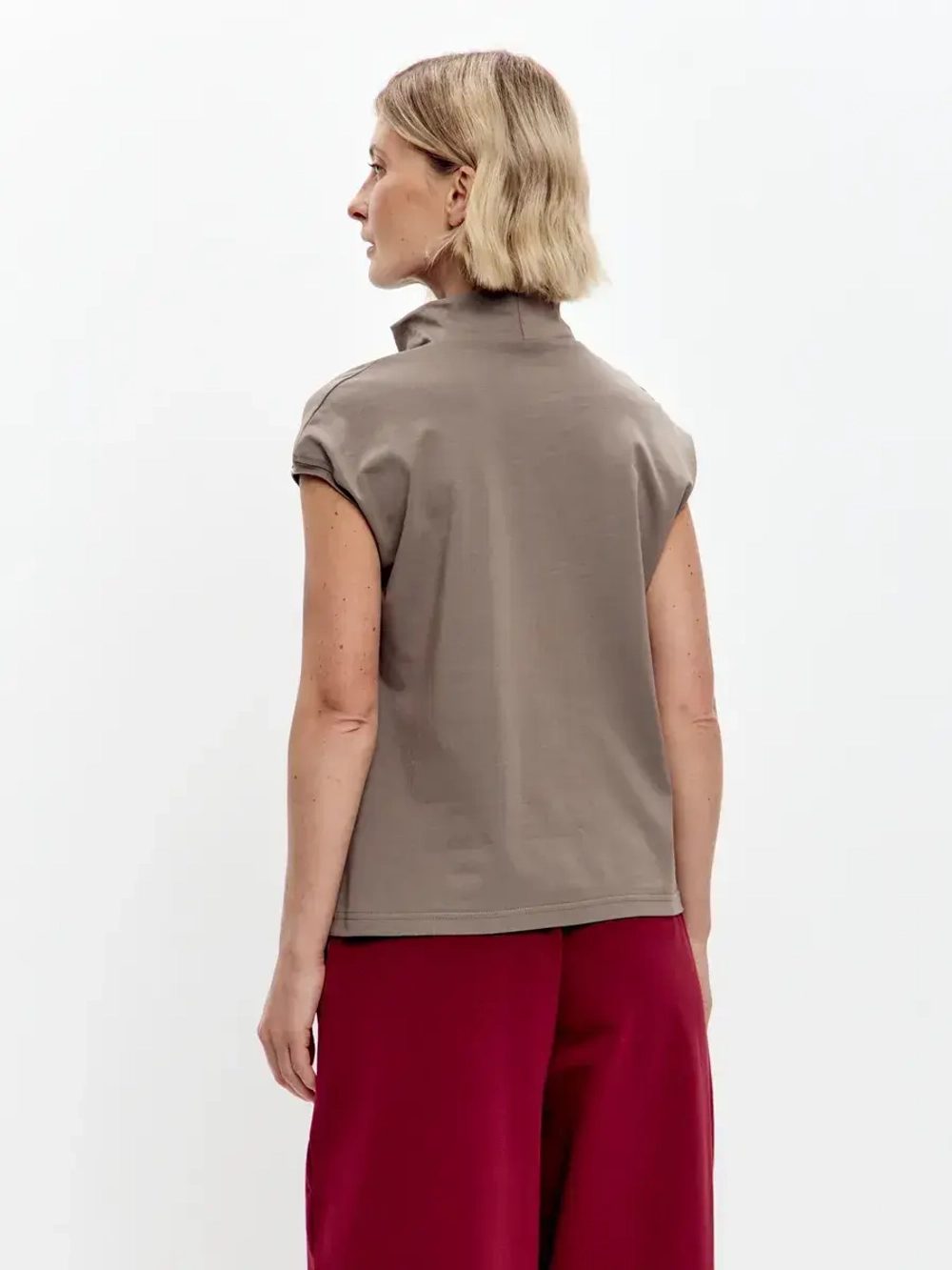 Футболка дизайнерская с цельнокроеным воротником