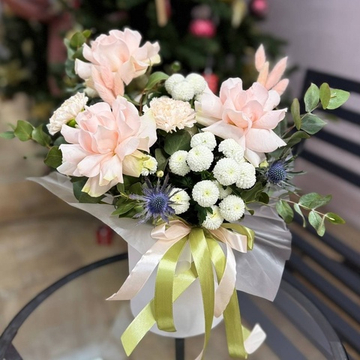 Шляпная коробка с французскими розами в розовой гамме