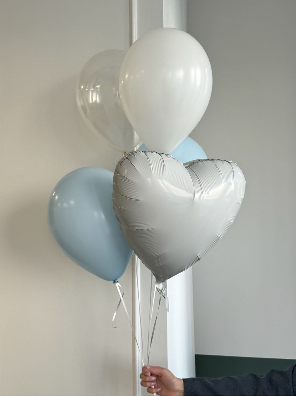 Фонтан из шаров в бело-голубых оттенках с сердцем