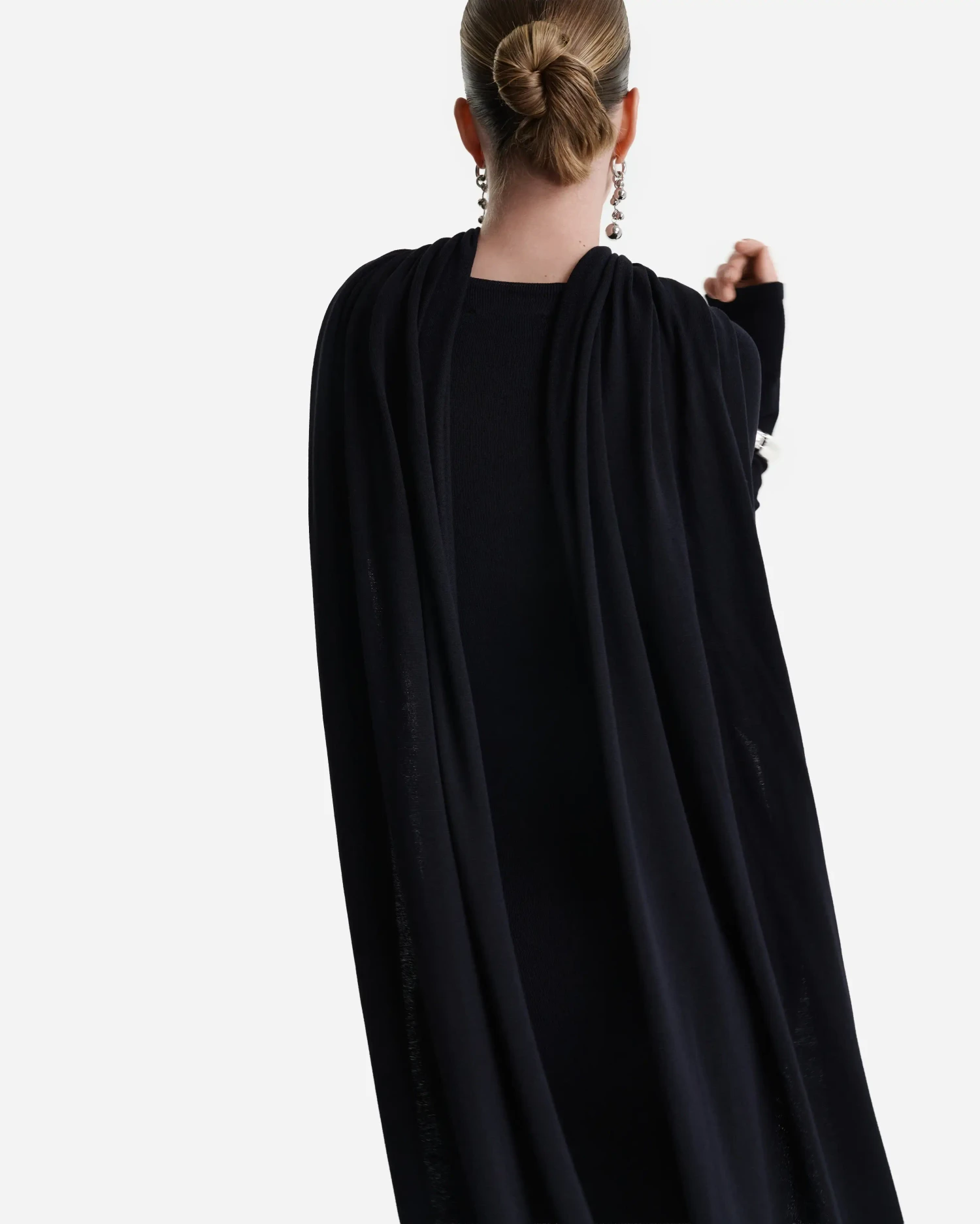 Вязаное платье макси с шарфом-шлейфом