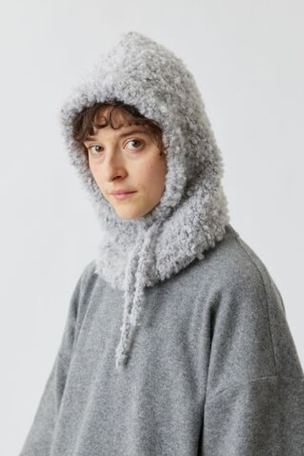 Капор из серой шерсти букле