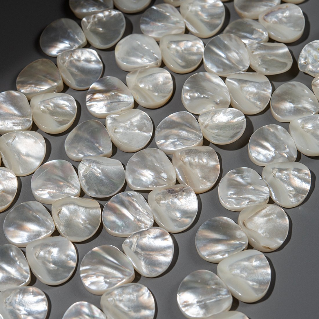 Лепесток из перламутра морских ракушек, 16*16мм, белый