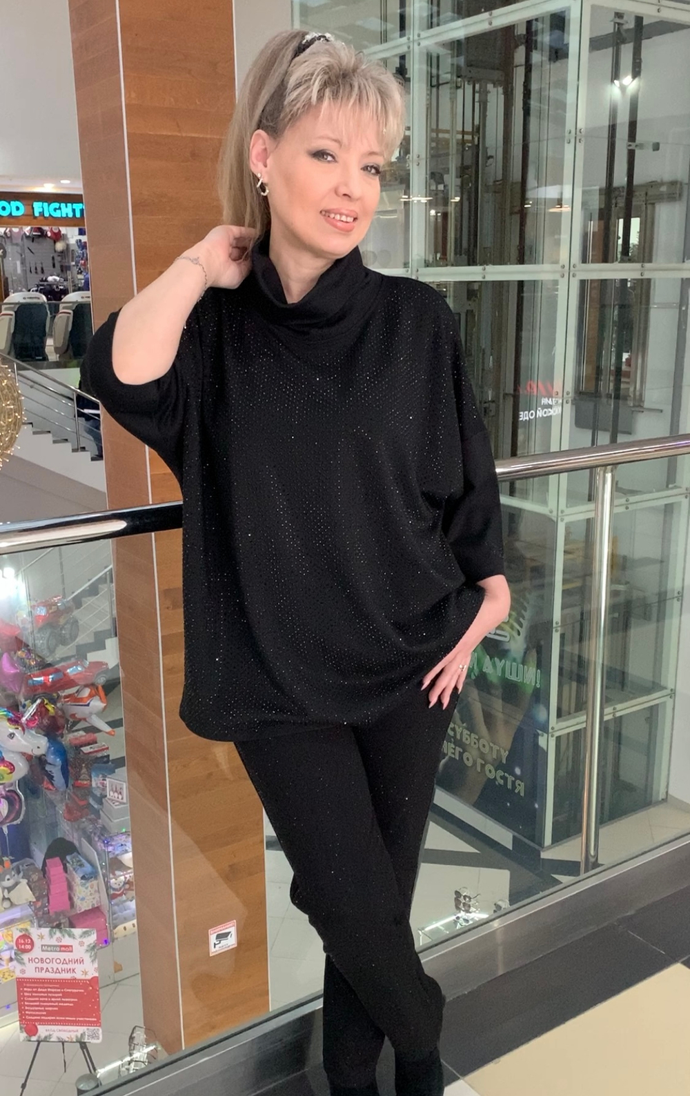 Нарядный джемпер-туника со стразовым принтом и хомутом