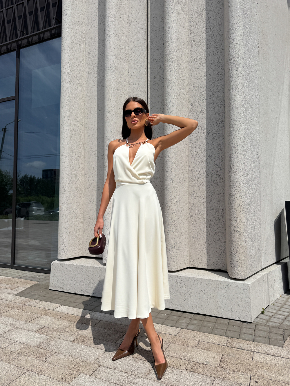 Платье в длине миди с ожерельем на горловине