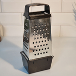 Терка 4-х гранная с пластмассовой ручкой и пластмассовым контейнером 450мл, 11*8,5*27см