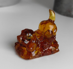 Щенок игривый мини на коврике