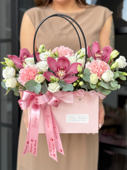 Утонченное сочетание цимбидиума, диантуса, эустомы и эвкалипта в лаконичной композиции от Флора Маркет