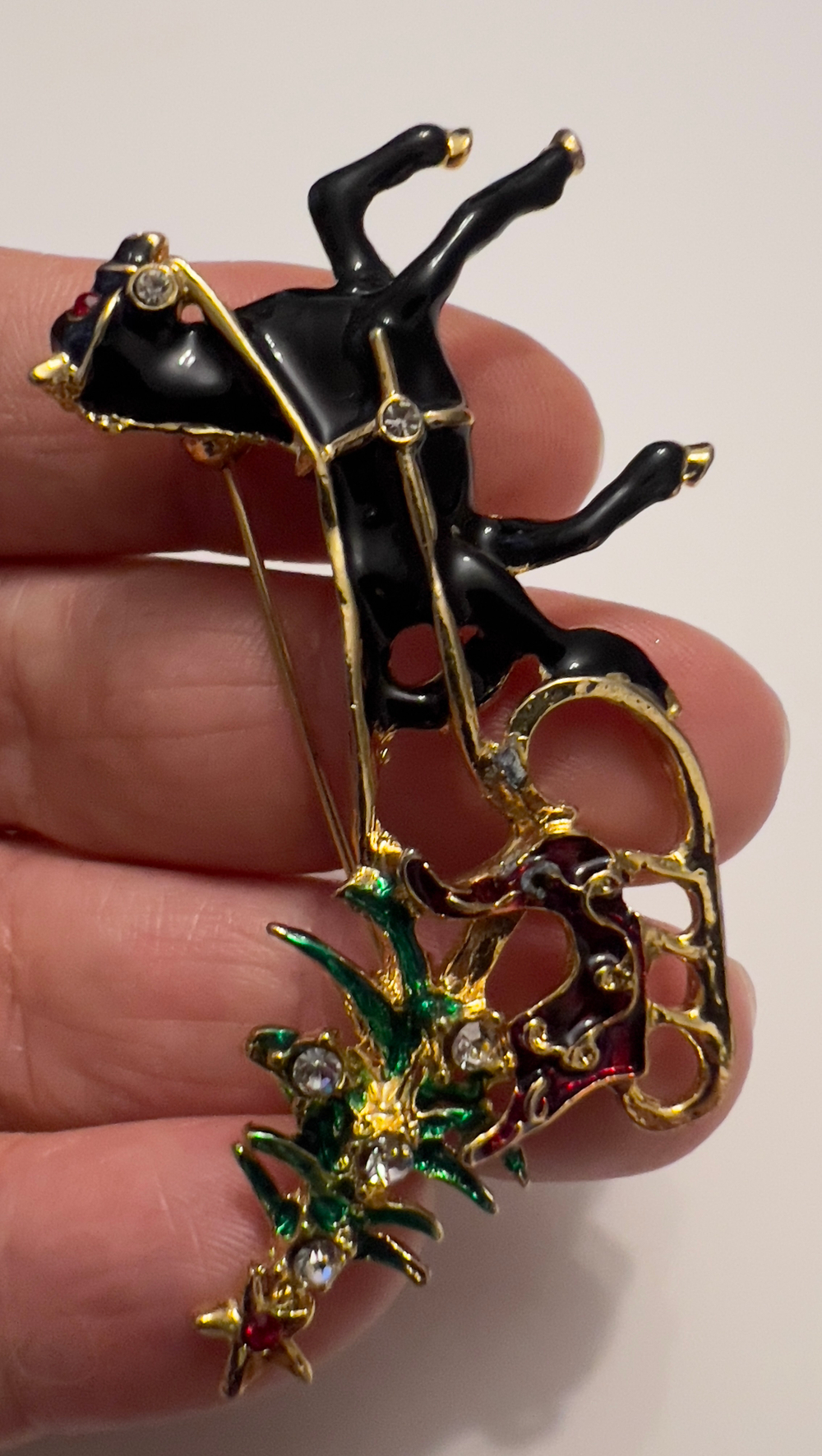 Новогодняя брошь лошадка с санями и елкой