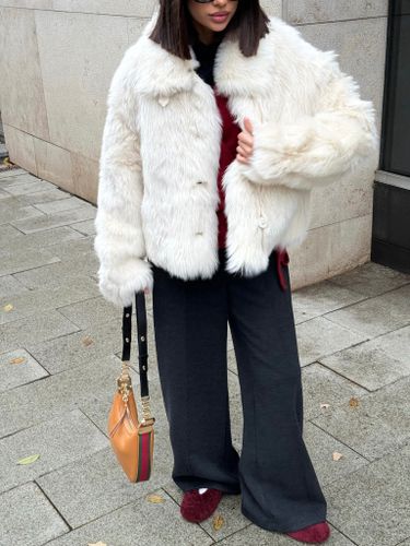 Укороченная белая шуба из овчины