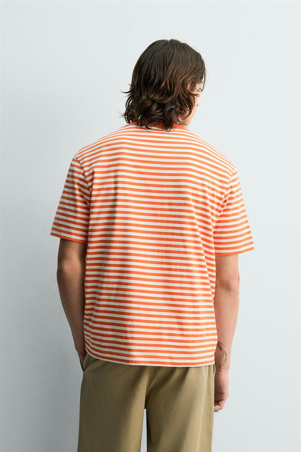 ZARA ФУТБОЛКА REGULAR FIT ЖАККАРД В ПОЛОСКУ, БЕЛО-ОРАНЖЕВЫЙ
