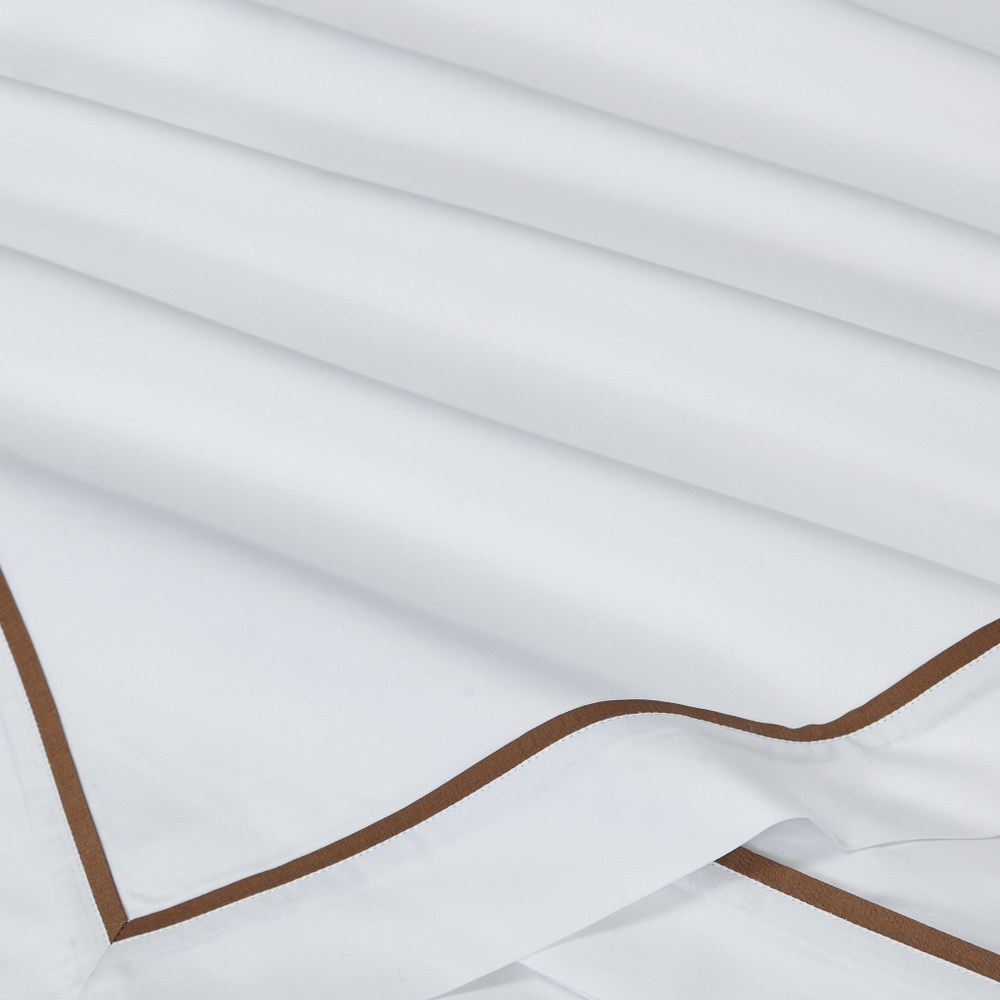 Постельное белье 2 спальное евро макси Сlaire&Caroll George белое с темно-коричневым кантом