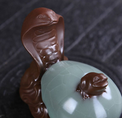 242085.5 Фигурка СЕЛАДОН+глина. Змея и жаба. Размер 5см х 9см