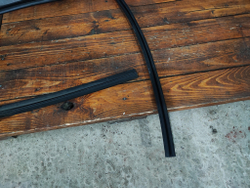 Уплотнитель стекла двери передней правой Toyota Camry (XV70) 17-нв Б/У Оригинал 6814133130