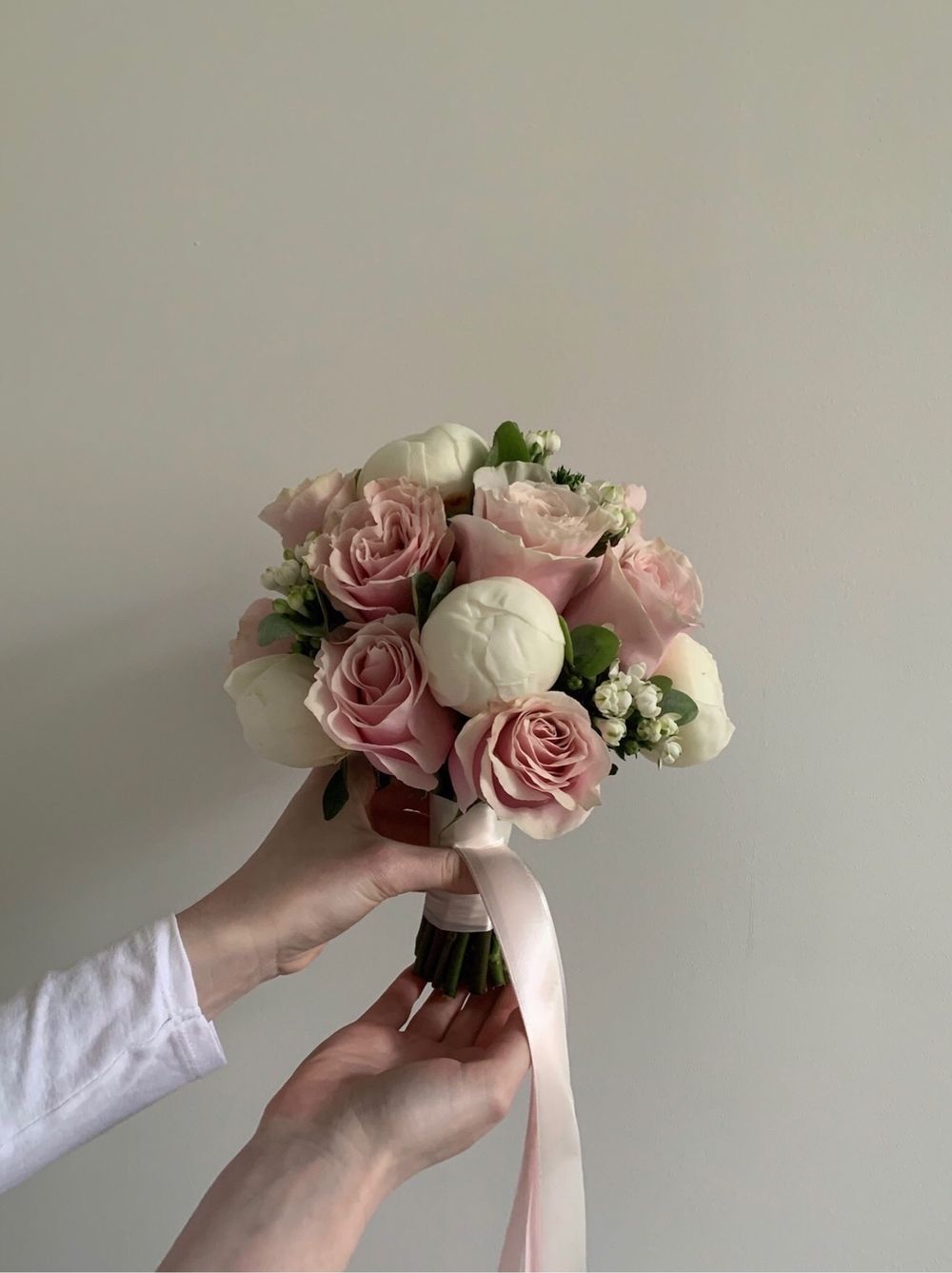 Свадебный букет из пионов, одноголовых роз и эвкалипта