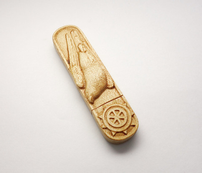 Деревянная флешка с гравировкой "Сокол Финист"