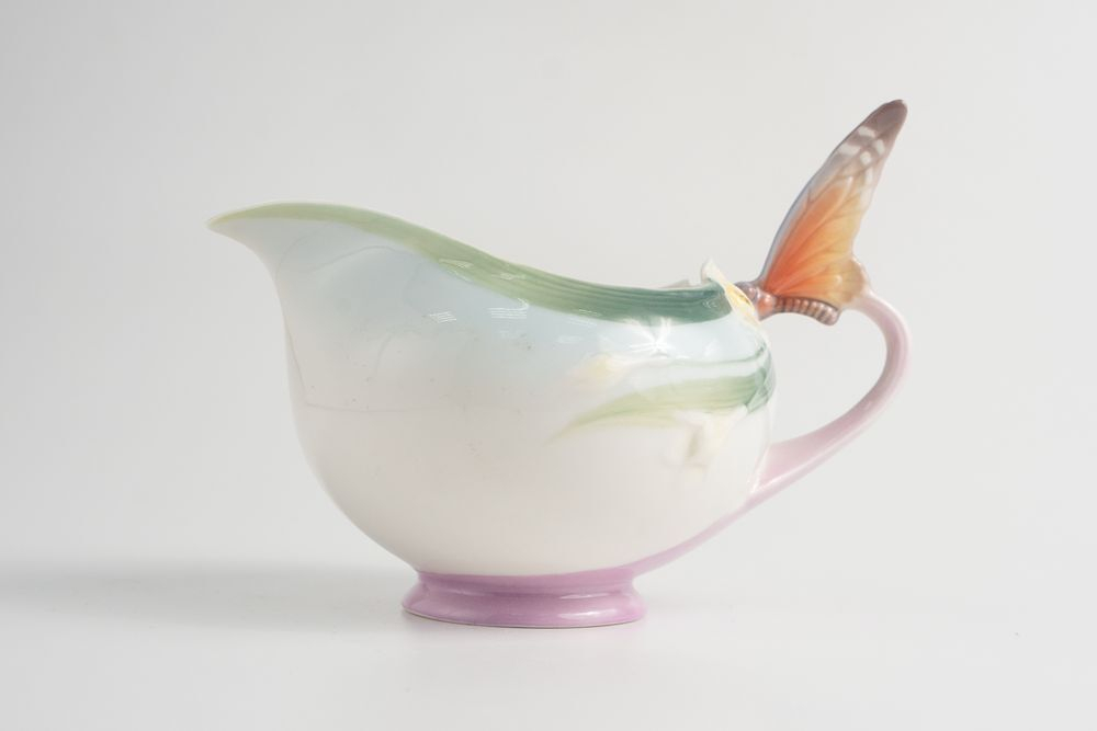 Молочник с фигурной ручкой, украшенной бабочкой