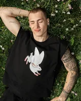 Черная футболка без рукавов 