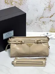Маленькая кожаная сумка Prada через плечо, бежевый