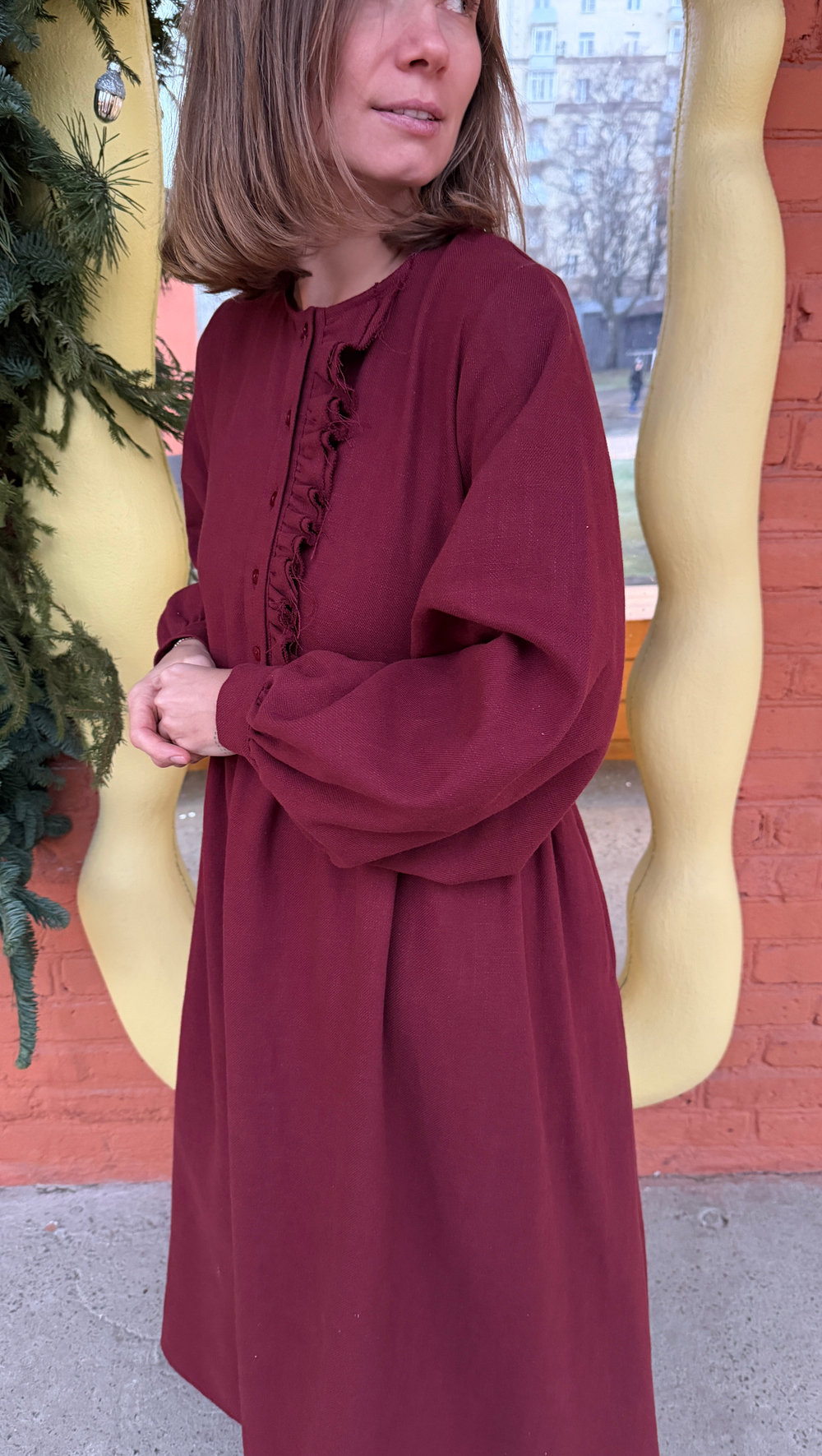 Платье с асимметричной рюшей "Герда" из крапивы бордо