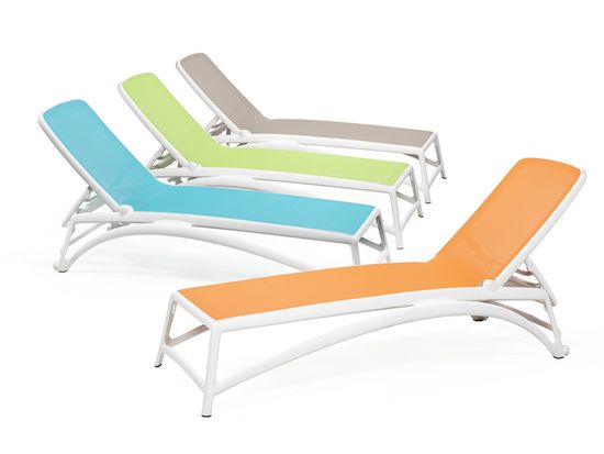 Шезлонг-лежак пластиковый Atlantico белый/тортора