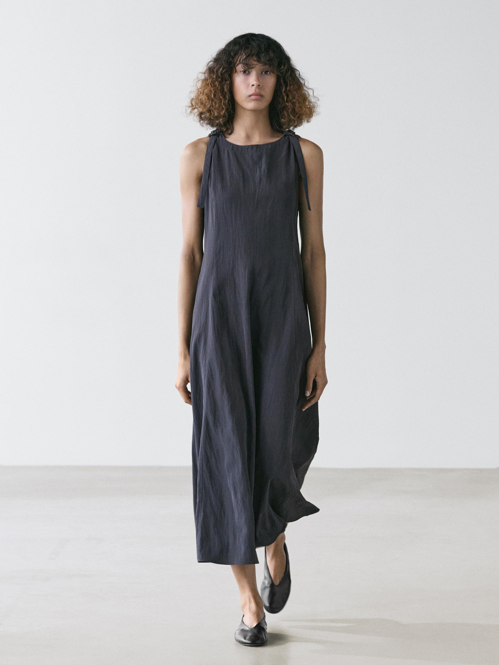 Massimo Dutti Струящееся платье миди, серый