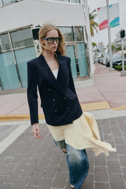 ZARA БЛЕЙЗЕР ИЗ ВЕЛЬВЕТА С ПОДПЛЕЧНИКАМИ, МОРСКОЙ СИНИЙ