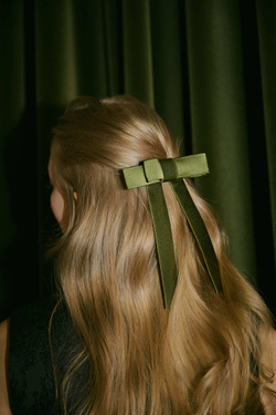 Бант из зеленого шелка