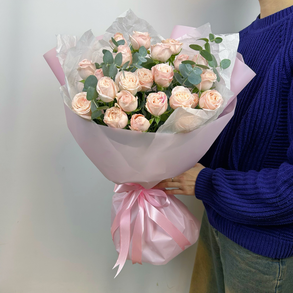 Букет из 7 кустовых пионовидных роз и эвкалипта в упаковке