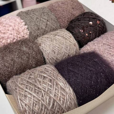 Набор итальянской фантазийной пряжи для джемпера "КАПРИЗ"; Состав: кидмохер, меринос, альпака, хлопок, люрекс, пайетки. Общий вес: 560 гр