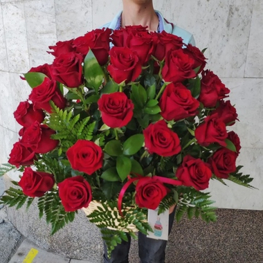 Корзина с 51 розой сорта "Эксплорер" (Эквадор 60 см)