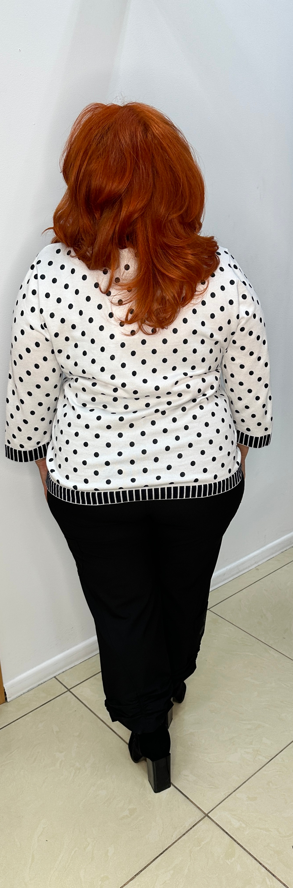 Белый джемпер в горошек