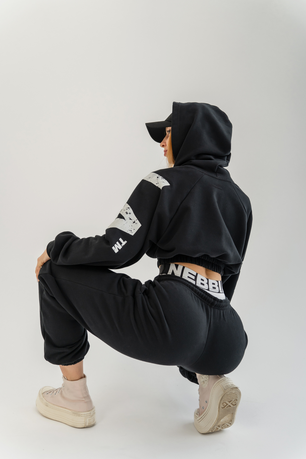УКОРОЧЕННАЯ ТОЛСТОВКА TRAINING CROPPED HOODIE MUSCLE MOMMY 619 ЧЕРНАЯ