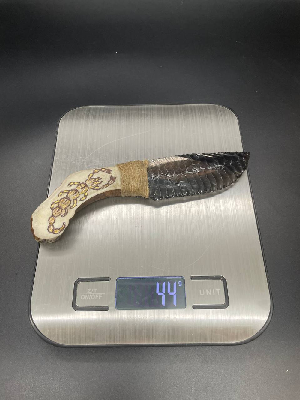 Обсидиановый нож с рукояткой из рога оленя с рисунком скорпиона 16 см