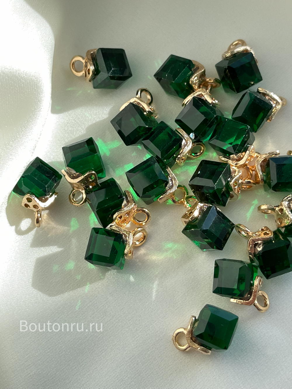 Пуговица на ножке Золото кристалл изумрудный