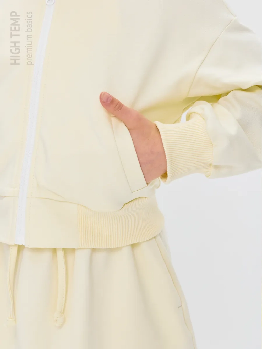 Укороченный бомбер из футера на молнии