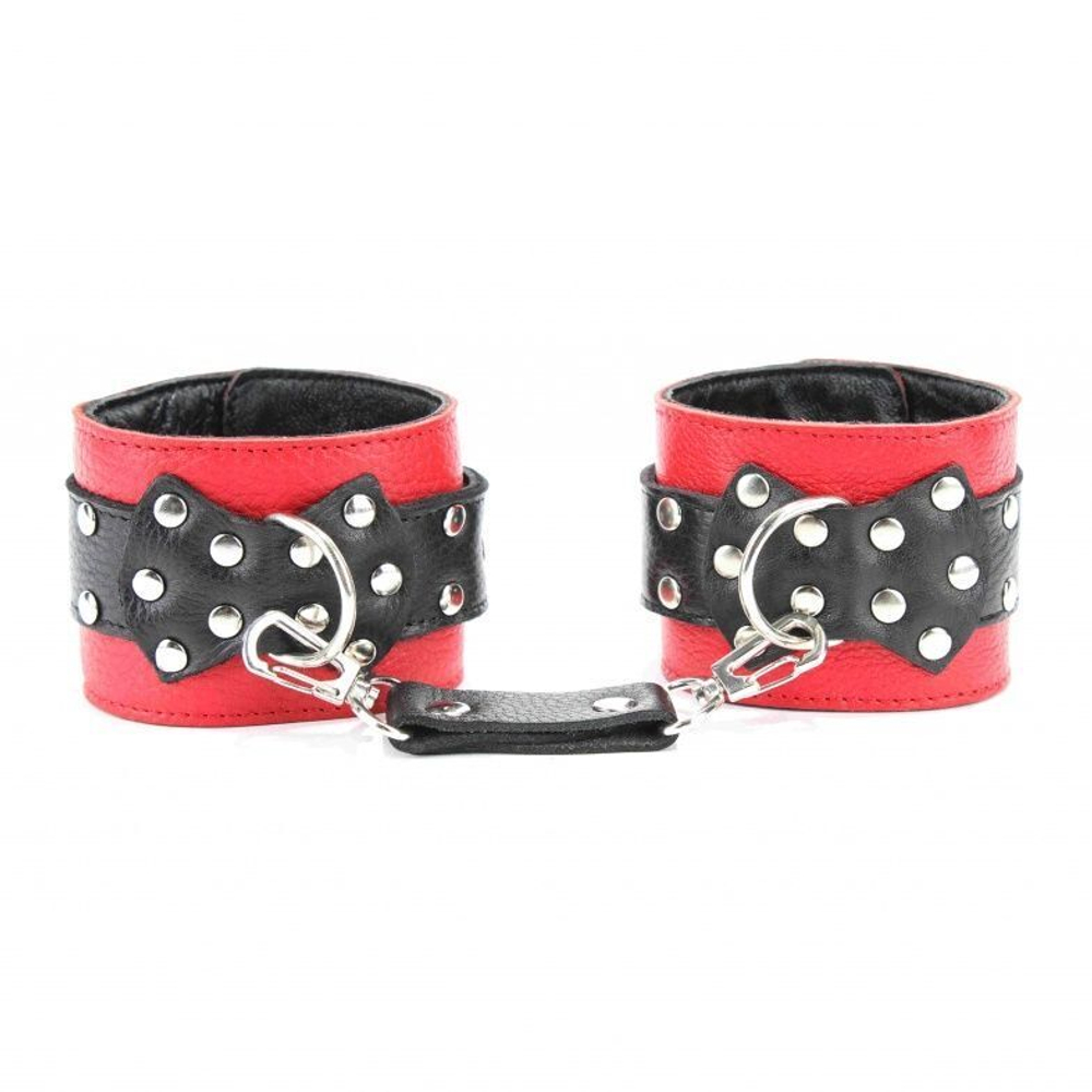Красные наручники с чёрными проклёпанными ремешками с пряжкой (Цвет: красный с черным)
