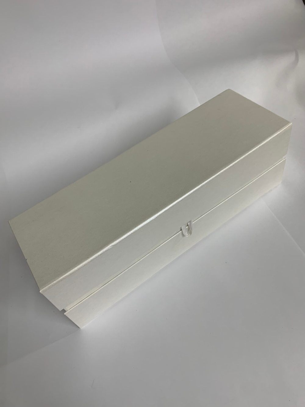 Коробка с магнитным клапаном