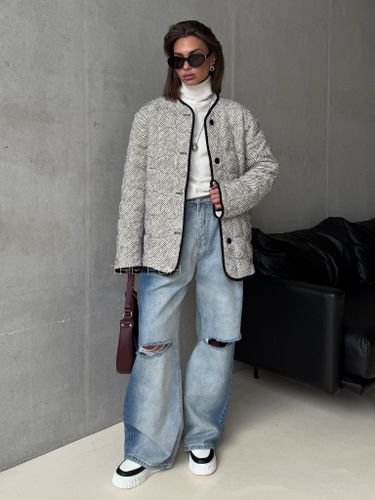 Бежевая куртка из твида с фигурной стежкой